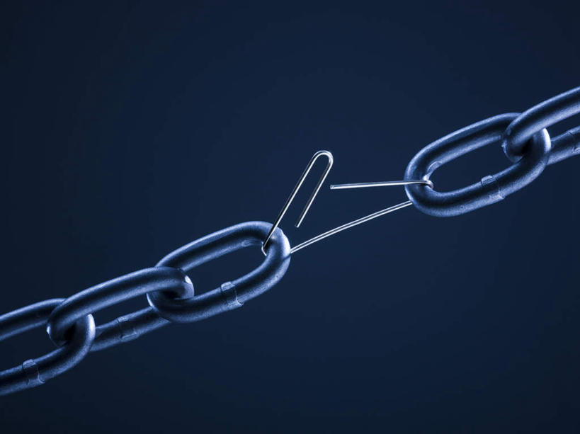 无人,横图,室内,特写,白天,正面,静物,金属制品,连接,阴影,蓝色背景,组合,朦胧,模糊,反射,金属,影子,办公用品,回形针,学习用品,断裂,摄影,铁链,影棚,链条,链接,文具用品,脆弱,紧固,拼接,拼凑,曲别针,拼合,凑集,聚合,撮合,链结,牢固,薄弱,彩图,影棚拍摄,拍摄