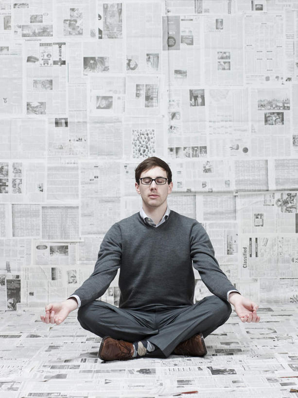 西方人,一个人,坐,闭眼,盘腿,竖图,室内,白天,正面,锻炼,瑜伽,运动,报纸,欧洲,欧洲人,仅一个男性,仅一个人,许多,服装,信息,眼镜,墙,休闲装,墙壁,墙面,仅一个年轻男性,衣服,灰色,休闲,休闲服,养生,摄影,服饰,影棚,新闻,近视眼镜,粘贴,体育,男人,男性,年轻男性,白种人,闭眼睛,闭着眼,闭着眼睛,盘腿而坐,盘膝,盘着腿的,盘着腿坐,双腿交叉,坐着,彩图,全身,影棚拍摄,健身,拍摄,报刊