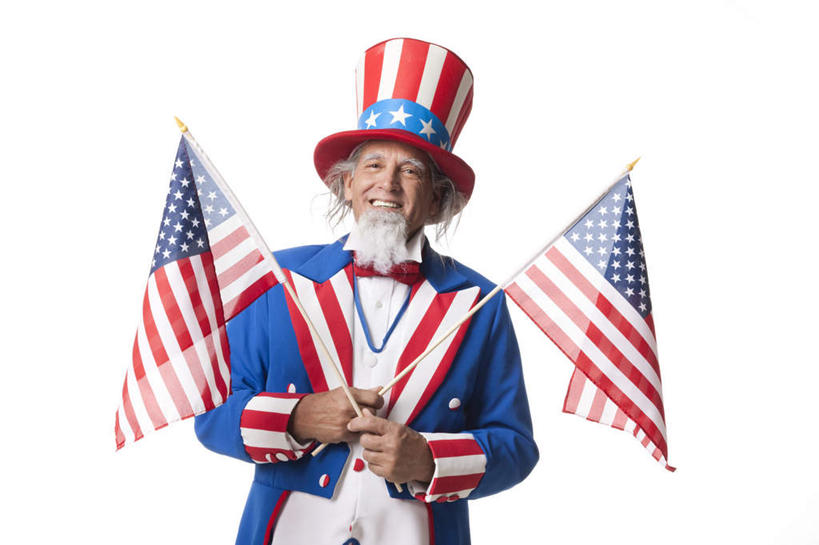 西方人,胡须,一个人,站,笑,微笑,露齿笑,横图,室内,白天,白色背景,正面,旗帜,国旗,帽子,欧洲,欧洲人,仅一个男性,仅一个人,握,服装,拿,拿着,注视,星条旗,衣服,观察,看,站着,仅一个老年男性,握着,美国国旗,摄影,服饰,影棚,观看,察看,衣着,穿着,关注,表演服,演出服,山姆大叔,衣饰,道具服,老年男性,男人,男性,白种人,胡子,络腮胡,旗,站立,半身,彩图,影棚拍摄,拍摄