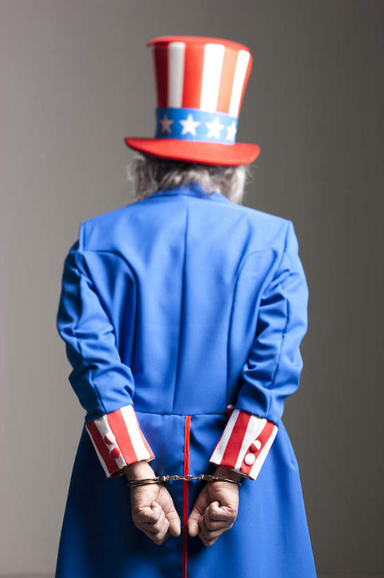 西方人,胡须,一个人,站,笑,微笑,露齿笑,竖图,室内,白天,旗帜,国旗,帽子,欧洲,欧洲人,仅一个男性,仅一个人,握,灰色背景,服装,拿,拿着,注视,星条旗,背面,衣服,观察,看,站着,仅一个老年男性,握着,美国国旗,摄影,服饰,影棚,观看,察看,衣着,穿着,关注,表演服,演出服,山姆大叔,衣饰,道具服,老年男性,男人,男性,白种人,胡子,络腮胡,旗,站立,半身,彩图,影棚拍摄,拍摄