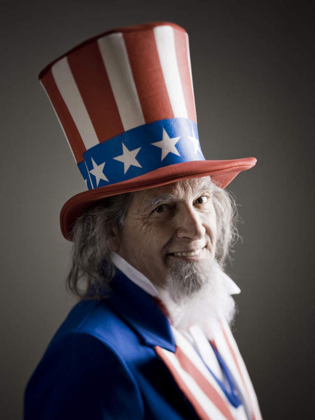 西方人,脸,头,脸颊,胡须,一个人,站,笑,微笑,露齿笑,竖图,室内,特写,白天,侧面,旗帜,国旗,帽子,欧洲,欧洲人,仅一个男性,仅一个人,灰色背景,服装,注视,星条旗,衣服,观察,看,站着,仅一个老年男性,美国国旗,摄影,服饰,影棚,观看,察看,衣着,穿着,关注,表演服,演出服,山姆大叔,衣饰,道具服,老年男性,男人,男性,白种人,头部,胡子,络腮胡,脸部,脸蛋,面部,旗,站立,半身,彩图,影棚拍摄,拍摄