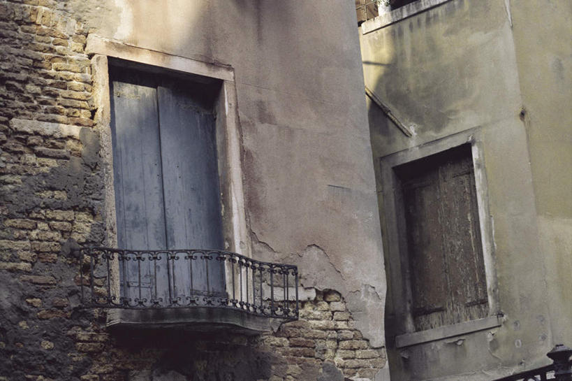 无人,露台,横图,室外,白天,仰视,度假,美景,阳台,城市风光,城市,阴影,光线,影子,墙,景观,娱乐,斑驳,窗台,墙壁,墙面,阳光,享受,休闲,景色,放松,班驳,彩图,低角度拍摄,露天阳台