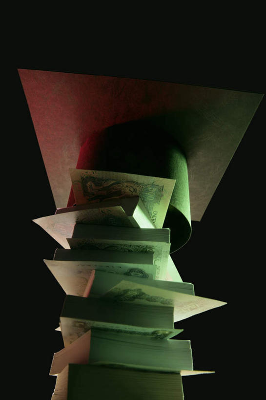 无人,竖图,俯视,室内,特写,白天,钱,桌面,桌子,静物,帽子,一堆,阴影,堆叠,堆积,黑色背景,反射,木制,钱币,影子,木制品,钞票,金融,纸币,摄影,影棚,经济,堆,博士帽,流通,纸钞,贸易,学位帽,货币,现金,彩图,高角度拍摄,影棚拍摄,拍摄