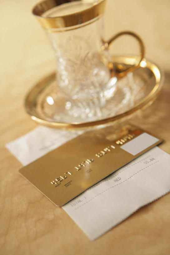 无人,竖图,俯视,室内,特写,白天,信用卡,桌面,桌子,静物,杯子,餐具,一张,阴影,朦胧,模糊,反射,木制,碟子,盘,影子,玻璃制品,盘子,木制品,水杯,碟,金色,卡,储蓄卡,收银条,发票,购物收据,购物小票,银行卡,玻璃杯,彩图,高角度拍摄,收据