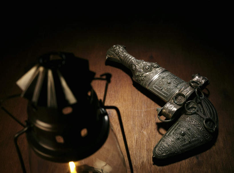 无人,横图,俯视,室内,特写,白天,竞争,静物,照明,对抗,阴影,冲突,光线,影子,灯光,刀具,破坏,灯,灯具,刀,武器,战争,照亮,损坏,攻击,威胁,照明设备,对立,矛盾,兵器,油灯,防御,敌对,挫败,斗争,抗拒,抗衡,凶器,杀伤,威慑,危险,彩图,高角度拍摄,匕首