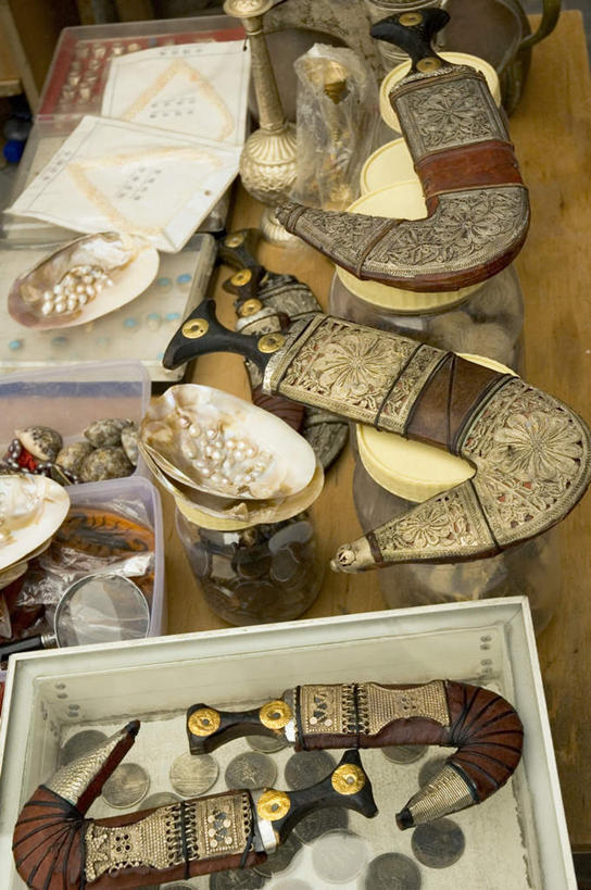 无人,商店,竖图,俯视,室内,特写,白天,购物,竞争,钱,消费,静物,许多,对抗,冲突,钱币,刀具,很多,凌乱,破坏,商铺,刀,武器,战争,金融,经济,损坏,混乱,攻击,威胁,对立,矛盾,兵器,防御,流通,选购,贸易,敌对,挫败,斗争,抗拒,抗衡,血拼,凶器,杀伤,威慑,市肆,商号,纷乱,缭乱,庞杂,危险,货币,现金,硬币,彩图,高角度拍摄,店铺,匕首