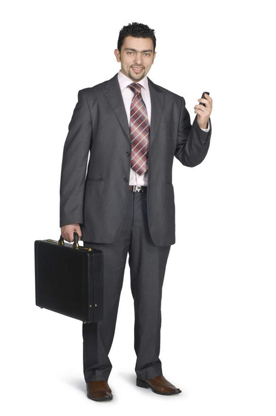 一个人,商务人士,商务男性,站,笑,打电话,微笑,露齿笑,竖图,室内,白天,白色背景,正面,衬衫,电话,手机,亚洲,仅一个男性,仅一个人,握,阴影,套装,反射,包,公文包,影子,拿,拿着,注视,通讯设备,仅一个年轻男性,一个,观察,看,站着,握着,摄影,影棚,单个,公事包,观看,装,察看,关注,工薪阶层,交流,男人,男性,年轻男性,阿拉伯人,白种人,亚洲人,白领,上班族,沟通,通话,站立,彩图,全身,影棚拍摄,衬衣,拍摄