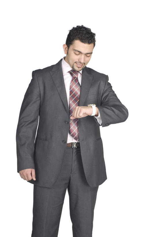 一个人,商务人士,商务男性,站,举,笑,微笑,露齿笑,竖图,室内,白天,白色背景,正面,衬衫,亚洲,仅一个男性,仅一个人,阴影,套装,时间,反射,时钟,手表,影子,计时,注视,仅一个年轻男性,钟表,低头,观察,看,托,握拳,站着,表,摄影,影棚,观看,腕表,装,察看,关注,工薪阶层,男人,男性,年轻男性,阿拉伯人,白种人,亚洲人,白领,上班族,钟,举起,举手,举着,向上举,向上伸,向上托,站立,半身,彩图,影棚拍摄,衬衣,拍摄