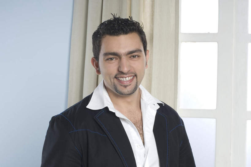 一个人,商务人士,商务男性,站,笑,微笑,露齿笑,横图,室内,白天,正面,衬衫,窗户,窗帘,亚洲,仅一个男性,仅一个人,握,套装,装饰,墙,拿,拿着,注视,玻璃窗,墙壁,墙面,仅一个年轻男性,蓝色,帘子,观察,看,站着,遮阳,握着,观看,华丽,修饰,点缀,装,察看,关注,工薪阶层,衬托,美观,雅致,雅观,男人,男性,年轻男性,阿拉伯人,白种人,亚洲人,白领,上班族,站立,半身,彩图,衬衣