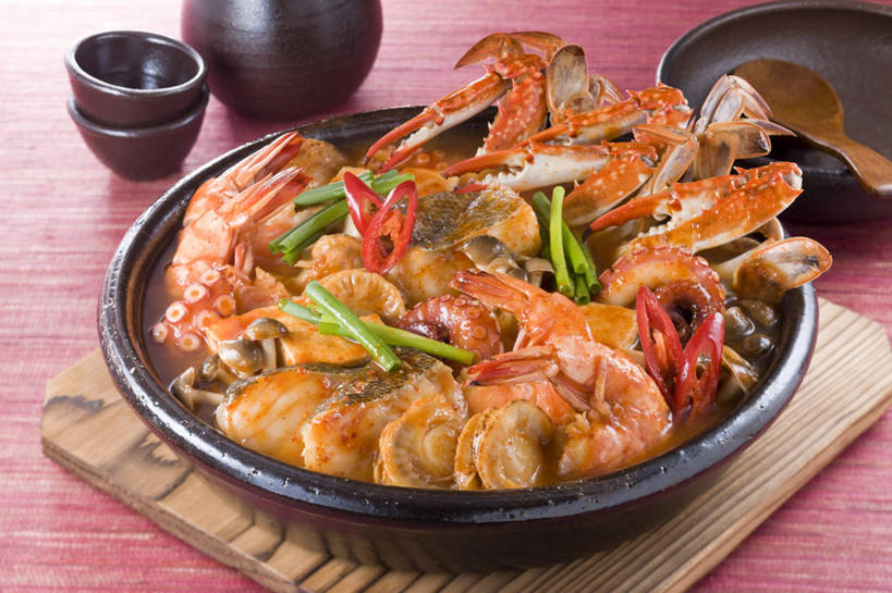 蟹,无人,横图,俯视,室内,特写,白天,烹饪,西餐,章鱼,辣椒,蔬菜,新鲜,螃蟹,葱,菌菇,蘑菇,青葱,料理,食品,菌类,鸡翅,菜肴,美食,食物,食用菌,西式,佳肴,有机食品,绿色食品,石吸,死牛,望潮,坐蛸,辣角,红海椒,大椒,辣虎,广椒,石居,八爪鱼,辣子,红辣椒,海椒,番椒,彩图,高角度拍摄