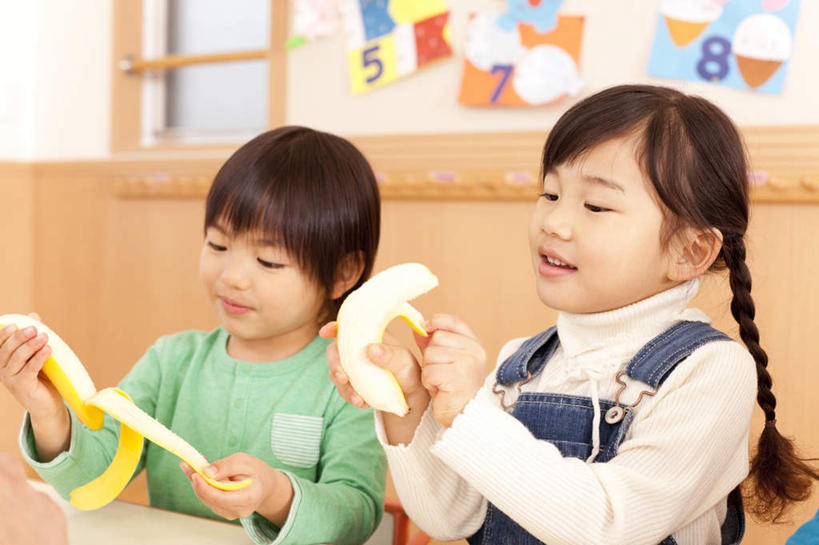 东方人,儿童,两个人,伙伴,朋友,学生,学校,吃,横图,室内,白天,正面,游戏,友谊,纯洁,香蕉,水果,亚洲,两根,朦胧,模糊,新鲜,图案,墙,生食,食品,果实,纸张,玩,黄种人,娱乐,校园,墙壁,墙面,食物,小孩,画笔,休闲,教室,同学,可爱,童年,童趣,剥皮,有机食品,绿色食品,校友,童真,烂漫,无邪,同窗,学友,天真,友情,男孩,男人,男性,女孩,女人,女性,亚洲人,甘蕉,嚼,食,玩耍,嬉戏,半身,彩图,男生,女生