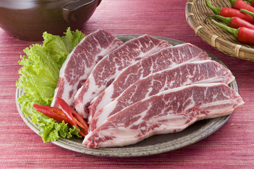 无人,横图,俯视,室内,特写,白天,烹饪,中餐,餐桌,桌子,辣椒,蔬菜,餐具,许多,切开,新鲜,碟子,盘,生菜,莴苣,肉,料理,食品,烤肉,五片,菜肴,美食,肉类,食物,盘子,碟,碗,切,中式,佳肴,有机食品,绿色食品,餐台,剖面,肉食,切面,辣角,红海椒,大椒,辣虎,广椒,春菜,鹅仔菜,莴仔菜,千金菜,叶用莴苣,进餐用具,烹调用具,辣子,红辣椒,海椒,番椒,彩图,高角度拍摄