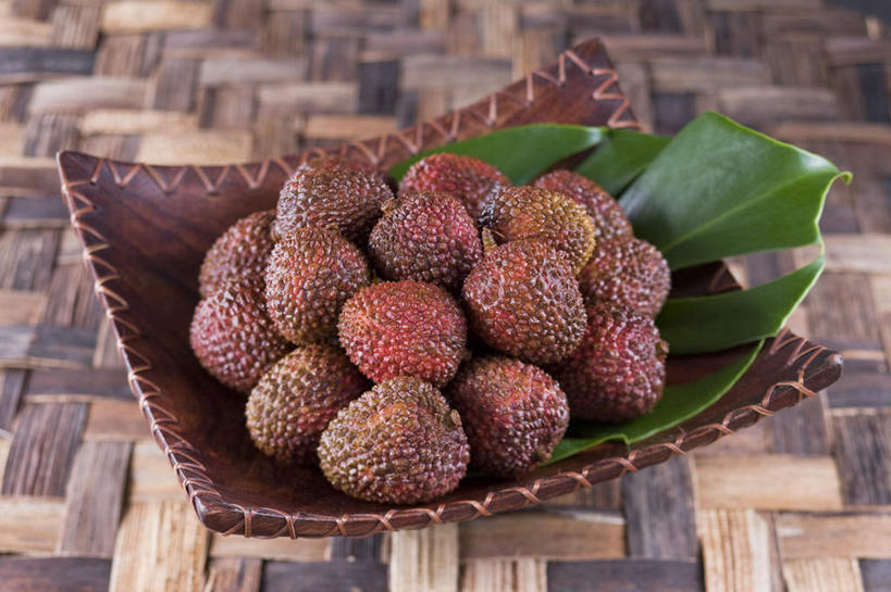 无人,横图,俯视,室外,特写,白天,餐桌,桌子,荔枝,餐具,水果,叶子,一堆,许多,堆叠,堆积,新鲜,碟子,盘,生食,食品,果实,绿叶,食物,盘子,碟,嫩叶,有机食品,绿色食品,餐台,堆,叶,叶片,离枝,彩图,高角度拍摄