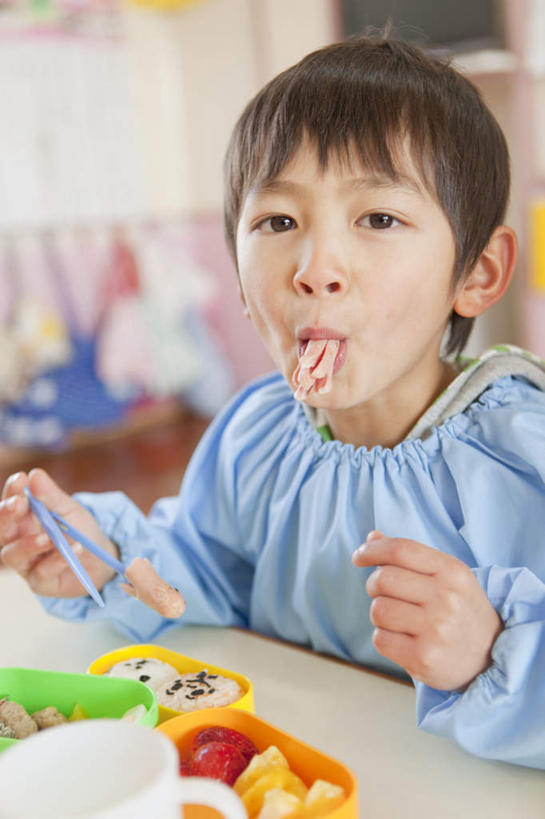 米饭,东方人,儿童,一个人,坐,吃,竖图,室内,白天,正面,纯洁,餐桌,窗户,桌子,餐具,椅子,亚洲,仅一个男性,仅一个人,握,朦胧,模糊,木椅,墙,饭,拿,拿着,黄种人,玻璃窗,墙壁,墙面,小孩,仅一个小孩,可爱,童年,童趣,握着,幼儿园,餐台,五谷,童真,烂漫,无邪,天真,男孩,男人,男性,亚洲人,孩子,进餐用具,烹调用具,嚼,食,坐着,半身,彩图,男生