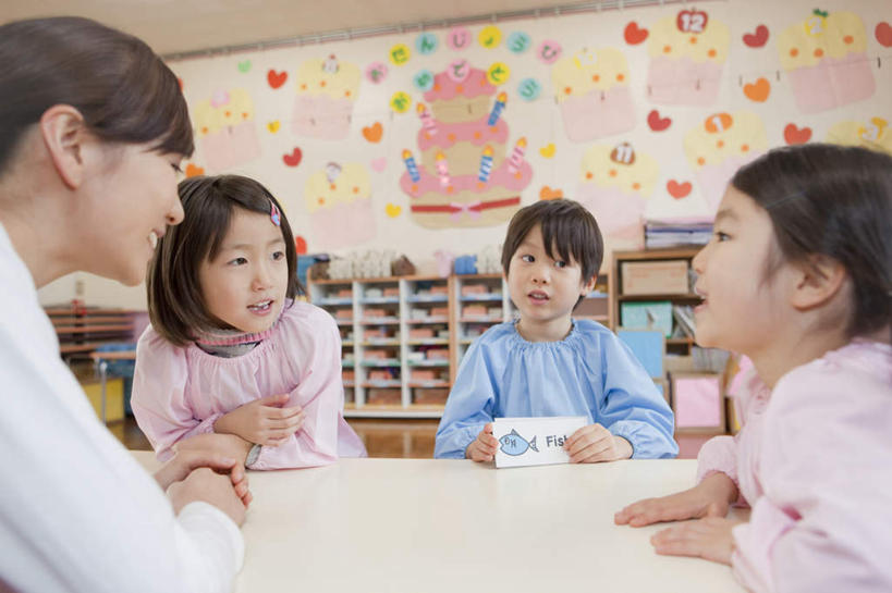 东方人,儿童,四个人,伙伴,朋友,教师,学校,笑,微笑,露齿笑,横图,室内,白天,正面,友谊,纯洁,桌子,椅子,亚洲,朦胧,模糊,粘性,办公桌,木椅,墙,办公用品,便利贴,便签,黄种人,校园,墙壁,墙面,文具,小孩,教室,同学,可爱,童年,童趣,办公设备,文具用品,记事,校友,童真,烂漫,无邪,快捷,文化工具,同窗,学友,方便,N次贴,便条贴,告诉贴,即时贴,天真,友情,男孩,男人,男性,年轻女性,女孩,女人,女性,亚洲人,讲师,老师,半身,彩图,男生,女生