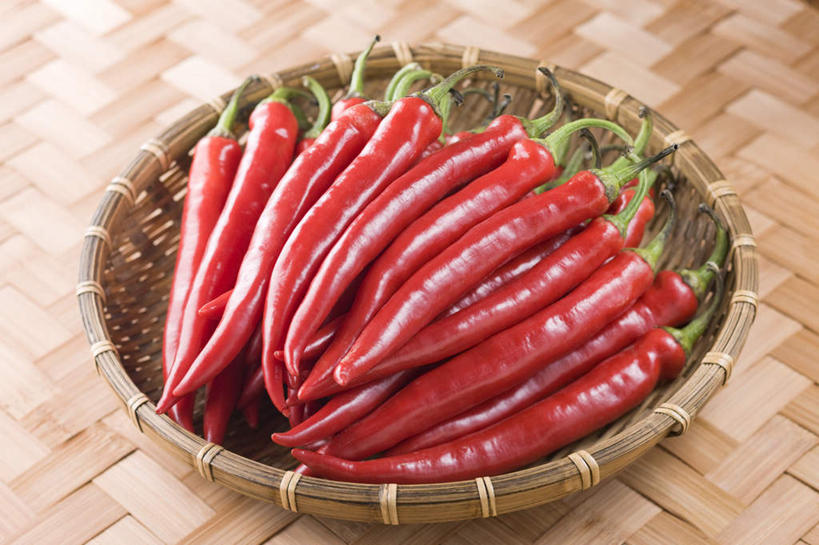 无人,交叉,横图,俯视,室内,特写,白天,餐桌,桌子,竹子,辣椒,蔬菜,一堆,许多,堆叠,堆积,竹制,新鲜,编织,篮子,食品,食物,一个,红色,竹篮,有机食品,绿色食品,单个,餐台,泡椒,竹条,堆,交织,竹制品,辣角,红海椒,大椒,辣虎,广椒,穿插,辣子,红辣椒,海椒,番椒,彩图,高角度拍摄