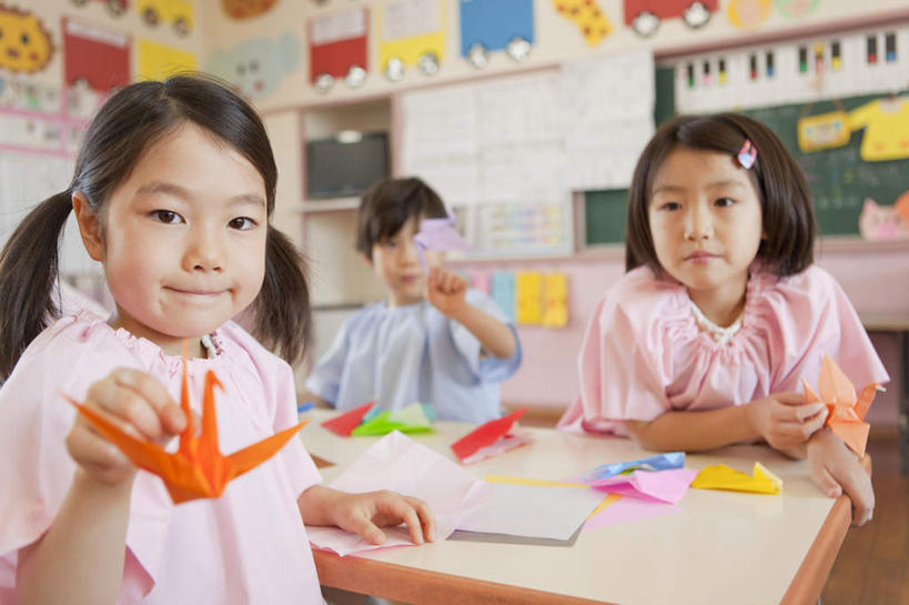 东方人,儿童,三个人,伙伴,朋友,学校,坐,横图,室内,白天,正面,游戏,友谊,纯洁,桌子,椅子,亚洲,朦胧,模糊,艺术,折纸,纸艺,手工艺品,木椅,墙,玩,黄种人,文化,娱乐,书桌,校园,墙壁,墙面,小孩,课桌,纸制品,工艺品,休闲,教室,同学,可爱,童年,童趣,高雅,校友,童真,烂漫,无邪,工艺折纸,自信心,品位,同窗,学友,天真,友情,男孩,男人,男性,女孩,女人,女性,亚洲人,玩耍,嬉戏,坐着,半身,彩图,男生,女生