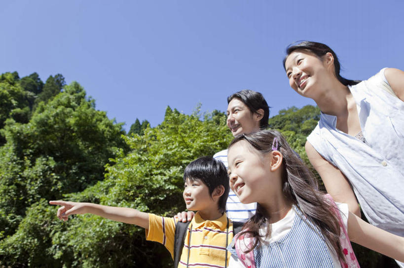 东方人,四个人,家庭,母亲,父亲,女儿,儿子,站,笑,微笑,露齿笑,横图,室外,白天,正面,旅游,度假,树林,植物,亚洲,指,黄种人,方向,娱乐,树,树木,蓝色,绿色,蓝天,天空,自然,天,手势,站着,享受,休闲,温暖,温馨,父子,母女,一家人,日本人,放松,父爱,母爱,生长,成长,和睦,指向,亚洲人,站立,半身,彩图,融洽,爸爸,妈妈
