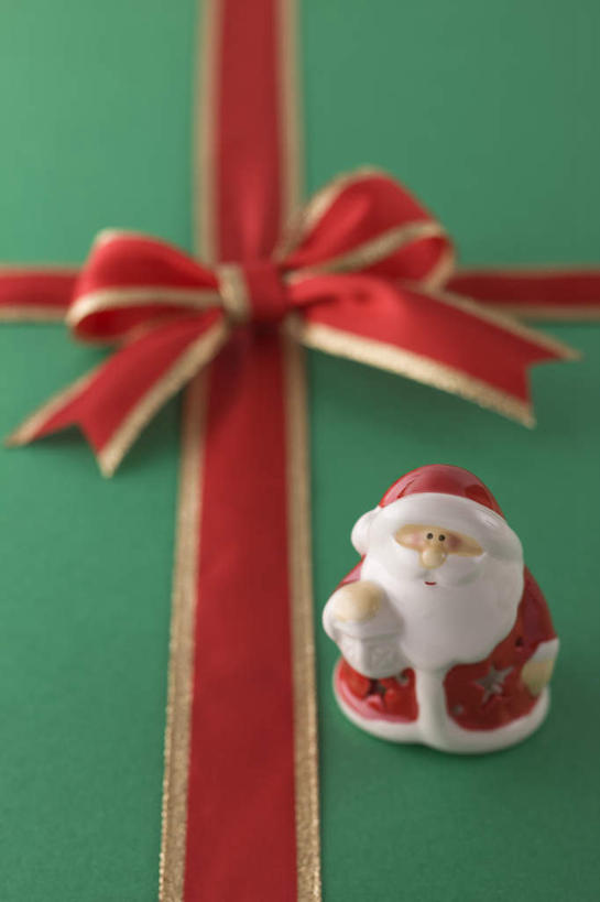 无人,竖图,俯视,室内,白天,礼盒,礼物,玩具,圣诞节,圣诞老人,绿色背景,节日,庆祝,玩偶,纸盒,手工,缎带,文化,盒子,红色,包装盒,蝴蝶结,模型,礼品盒,工艺品,庆典,摄影,礼品,影棚,纪念,彩图,高角度拍摄,全身,影棚拍摄,拍摄,传统文化