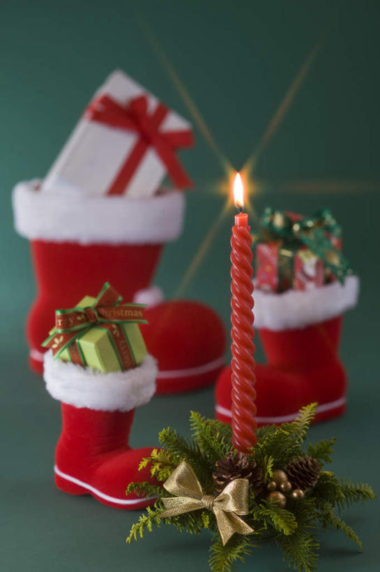 无人,竖图,室内,白天,正面,鞋,蜡烛,礼盒,礼物,鞋子,叶子,圣诞节,绿色背景,阴影,节日,庆祝,光线,火焰,影子,纸盒,烛光,绿叶,燃烧,文化,靴子,盒子,包装盒,蝴蝶结,礼品盒,点燃,庆典,嫩叶,摄影,礼品,影棚,纪念,圣诞靴,叶,叶片,彩图,影棚拍摄,拍摄