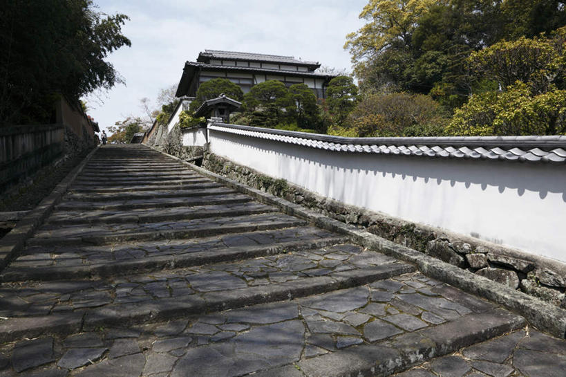 无人,家,栏杆,横图,室外,白天,仰视,旅游,度假,美景,植物,楼梯,道路,路,大分县,日本,亚洲,阴影,光线,盆栽,影子,房屋,阶梯,屋子,景观,石板,云,云朵,围栏,小路,盆景,交通,云彩,娱乐,护栏,楼房,台阶,住宅,蓝色,绿色,白云,蓝天,天空,阳光,自然,天,享受,休闲,景色,放松,生长,成长,自然风光,东亚,日本国,九州本岛,九州,九州岛,九州地方,大分,彩图,低角度拍摄,房子