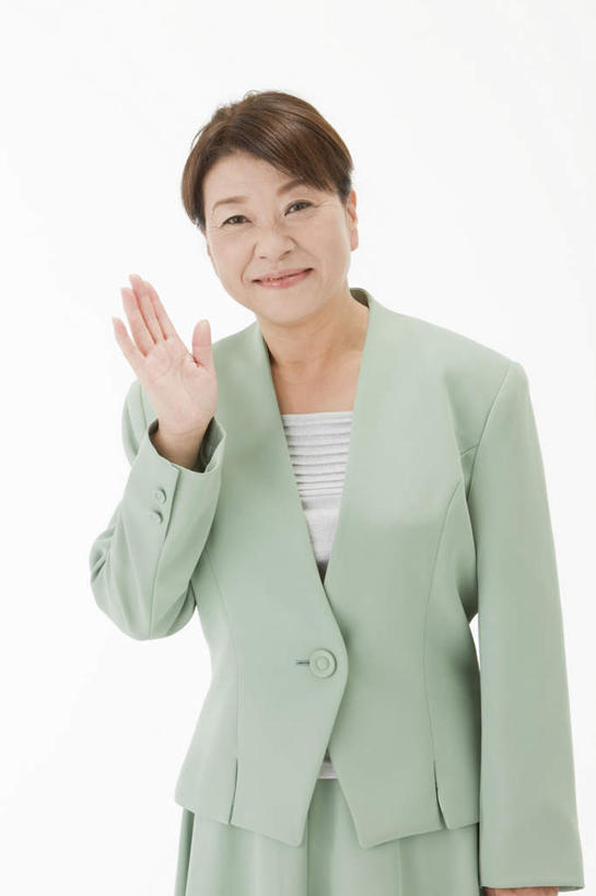 东方人,一个人,站,举,笑,微笑,竖图,室内,白天,白色背景,正面,西装,亚洲,仅一个女性,仅一个人,套装,正装,挥手,注视,职业装,黄种人,观察,看,托,站着,招手,仅一个中年女性,摄影,影棚,观看,察看,关注,女人,女性,中年女性,亚洲人,举起,举手,举着,向上举,向上伸,向上托,站立,半身,彩图,影棚拍摄,拍摄