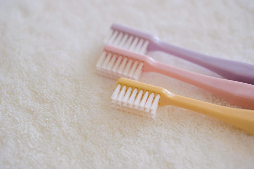 无人,横图,俯视,室内,特写,白天,白色背景,静物,一排,整齐,纺织物,牙刷,三把,排列,黄色,红色,紫色,白色,毛巾,日用品,清洁,摄影,影棚,洗漱用品,保暖,卫生,队列,透气,防水,储水,耐磨,吸水,彩图,高角度拍摄,影棚拍摄,拍摄