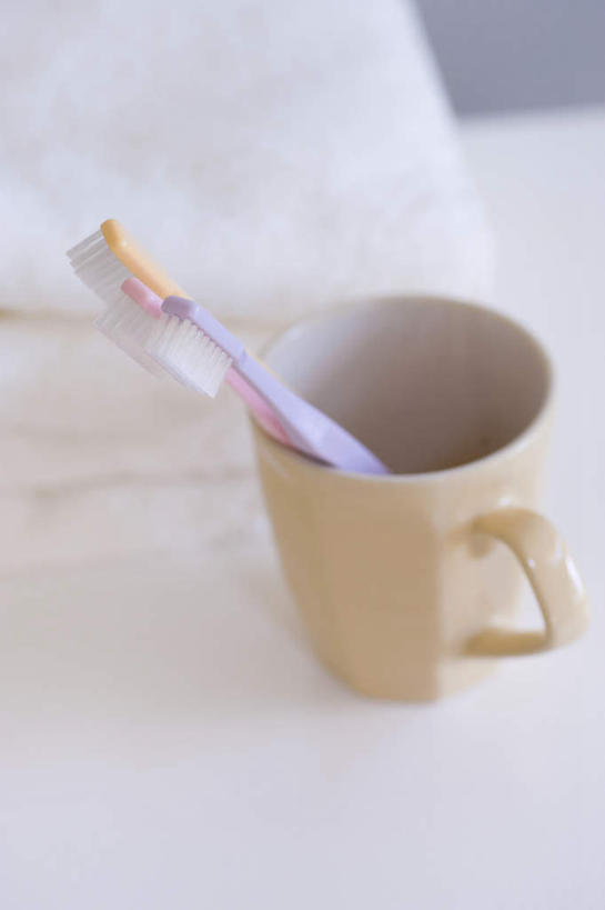 无人,竖图,俯视,室内,特写,白天,白色背景,桌面,桌子,静物,杯子,一把,一块,纺织物,牙刷,白色,水杯,毛巾,日用品,清洁,摄影,影棚,洗漱用品,保暖,卫生,透气,防水,储水,耐磨,吸水,茶杯,彩图,高角度拍摄,影棚拍摄,拍摄