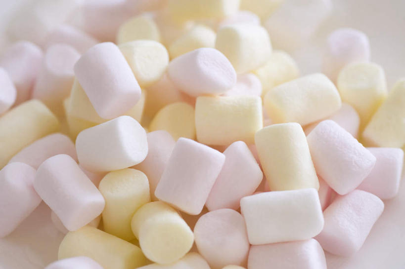 无人,横图,俯视,室内,特写,白天,一堆,许多,阴影,堆叠,堆积,反射,影子,食品,糖,糖果,甜点,甜品,粉红,软糖,棉花糖,食物,粉色,黄色,白色,甜食,堆,彩图,高角度拍摄