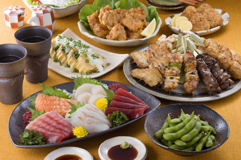 生鱼片,芥末,无人,餐厅,横图,俯视,室内,特写,白天,烹饪,烧烤,餐桌,桌子,杯子,餐具,叶子,一堆,许多,堆叠,堆积,装饰,盛开,碟子,盘,毛豆,青菜,调料,油炸食品,日本料理,鱼片,料理,食品,绿叶,烤肉,调味品,调味料,豆荚,花蕾,菜肴,美食,雏菊,花,花瓣,花朵,鲜花,食物,一朵,黄色,盘子,水杯,碟,日式料理,花苞,花蕊,日式,嫩叶,菊花,佳肴,餐台,堆,配菜,日本鸡蛋卷,叶,叶片,茶杯,进餐用具,烹调用具,彩图,高角度拍摄,餐馆,饭店,饭馆,刺身