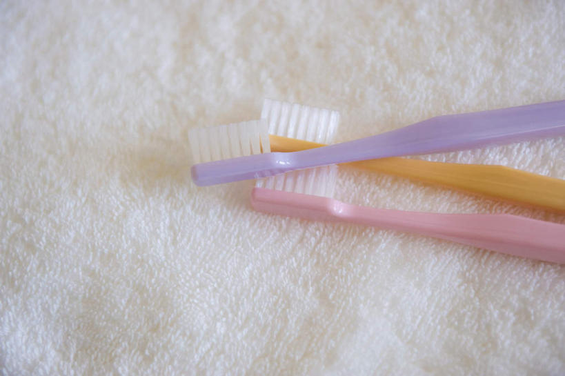 无人,横图,俯视,室内,特写,白天,白色背景,静物,纺织物,牙刷,三把,黄色,红色,紫色,毛巾,日用品,清洁,摄影,影棚,洗漱用品,保暖,卫生,透气,防水,储水,耐磨,吸水,茶杯,彩图,高角度拍摄,影棚拍摄,拍摄