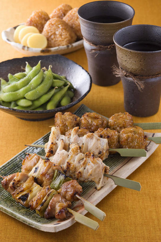 无人,餐厅,竖图,俯视,室内,特写,白天,烹饪,烧烤,餐桌,桌子,蔬菜,土豆,杯子,餐具,一堆,许多,堆叠,堆积,碟子,棍子,盘,毛豆,日本料理,料理,食品,烤肉,丸子,豆荚,菜肴,美食,肉丸,食物,两个,盘子,水杯,碟,日式料理,日式,佳肴,餐台,堆,茶杯,进餐用具,烹调用具,芋艿,洋芋,山药蛋,马铃薯,彩图,高角度拍摄,餐馆,饭店,饭馆