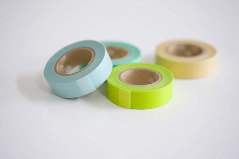 无人,横图,俯视,室内,特写,白天,白色背景,桌面,桌子,静物,排列,黄色,蓝色,绿色,四个,摄影,影棚,胶带,队列,彩图,高角度拍摄,影棚拍摄,拍摄