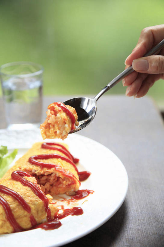 米饭,东方人,一个人,坐,竖图,室内,白天,正面,餐桌,桌子,蔬菜,杯子,餐具,亚洲,仅一个男性,仅一个人,握,朦胧,模糊,勺子,生菜,蛋皮,调料,酱料,酱汁,饭,调味品,拿,调味料,拿着,黄种人,酱,玻璃制品,桌布,仅一个年轻男性,水杯,调羹,汤匙,握着,餐台,五谷,男人,男性,年轻男性,亚洲人,玻璃杯,进餐用具,烹调用具,坐着,半身,彩图