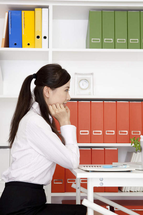 东方人,一个人,商务人士,商务女性,办公室,坐,竖图,室内,白天,侧面,柜子,家具,桌子,亚洲,仅一个年轻女性,仅一个女性,仅一个人,悬挂,套装,材料,档案,文件,办公桌,墙,记事本,注视,黄种人,墙壁,墙面,本子,笔记本,工作牌,资料,观察,看,观看,察看,关注,文档,商务装,档案柜,工薪阶层,胸卡,年轻女性,女人,女性,亚洲人,白领,上班族,坐着,半身,彩图