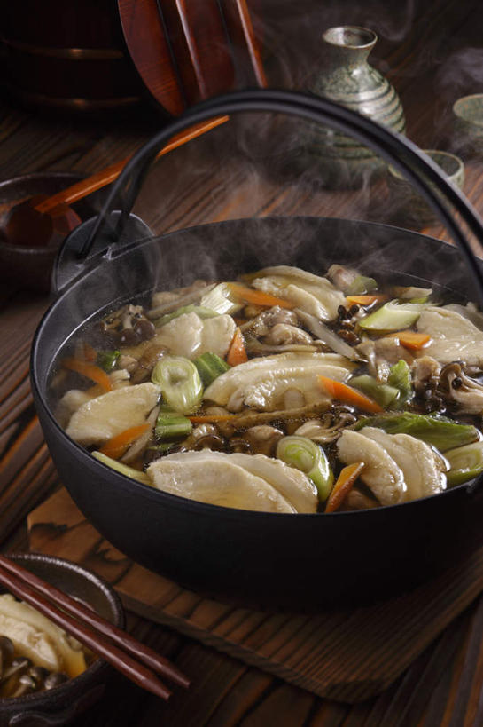 清酒,无人,餐厅,竖图,俯视,室内,特写,白天,烹饪,雾,餐桌,筷子,桌子,萝卜,胡萝卜,蔬菜,杯子,餐具,切开,沸腾,蒸汽,葱,菌菇,青葱,香菇,肉,鱼肉,日本料理,料理,食品,水蒸气,菌类,锅,火锅,菜肴,美食,肉类,酒,食物,酒杯,碗,日式料理,切,日式,食用菌,佳肴,餐台,清酒杯,剖面,肉食,切面,日式火锅,进餐用具,烹调用具,红萝卜,甘荀,彩图,高角度拍摄,餐馆,饭店,饭馆