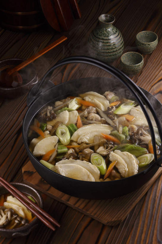 豆腐,清酒,无人,餐厅,竖图,俯视,室内,特写,白天,烹饪,餐桌,筷子,屏风,桌子,萝卜,胡萝卜,蔬菜,新鲜,炖锅,勺子,菌菇,香菇,日本料理,料理,食品,菌类,文化,传统,锅,火锅,菜肴,美食,酒,食物,绿色,调羹,汤匙,碗,日式料理,日式,食用菌,佳肴,有机食品,绿色食品,餐台,清酒杯,礼节,礼仪,日式火锅,红萝卜,甘荀,彩图,高角度拍摄,餐馆,饭店,饭馆