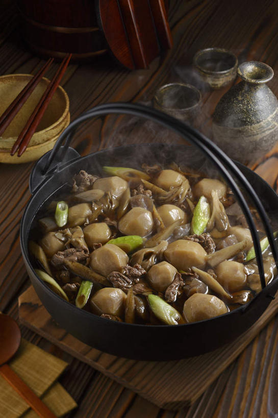 清酒,无人,竖图,俯视,室内,特写,白天,烹饪,筷子,蔬菜,杯子,餐具,切开,新鲜,勺子,葱,菌菇,蘑菇,青葱,芋头,肉,汤,日本料理,牛肉,料理,食品,丸子,半个,菌类,汤锅,文化,传统,锅,火锅,菜肴,美食,肉类,酒,食物,酒杯,垫子,调羹,汤匙,日式料理,切,一半,日式,食用菌,佳肴,有机食品,绿色食品,清酒杯,礼节,礼仪,剖面,肉食,切面,日式火锅,青芋,进餐用具,烹调用具,芋艿,彩图,高角度拍摄