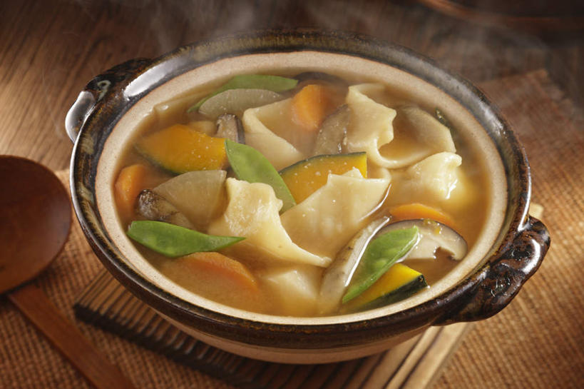 无人,餐厅,横图,俯视,室内,特写,白天,烹饪,餐桌,桌子,扁豆,萝卜,胡萝卜,南瓜,蔬菜,新鲜,炖锅,勺子,金瓜,菌菇,蘑菇,汤,日本料理,料理,食品,饺子,菌类,汤锅,菜肴,美食,番瓜,食物,垫子,调羹,汤匙,日式料理,日式,食用菌,佳肴,有机食品,绿色食品,餐台,麦瓜,倭瓜,红萝卜,甘荀,彩图,高角度拍摄,餐馆,饭店,饭馆