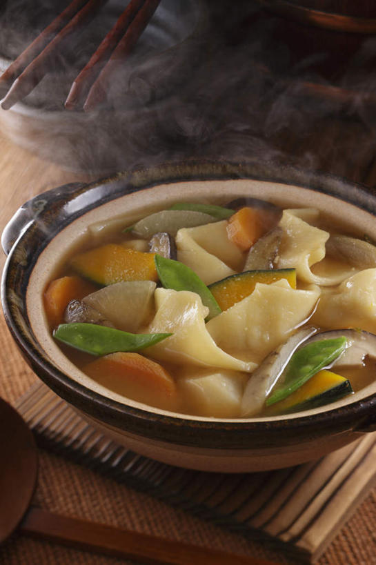 无人,餐厅,竖图,俯视,室内,特写,白天,烹饪,餐桌,桌子,扁豆,萝卜,胡萝卜,南瓜,蔬菜,新鲜,炖锅,勺子,金瓜,菌菇,蘑菇,汤,日本料理,料理,食品,菌类,汤锅,菜肴,美食,番瓜,食物,垫子,调羹,汤匙,日式料理,日式,食用菌,佳肴,有机食品,绿色食品,餐台,麦瓜,倭瓜,红萝卜,甘荀,彩图,高角度拍摄,餐馆,饭店,饭馆