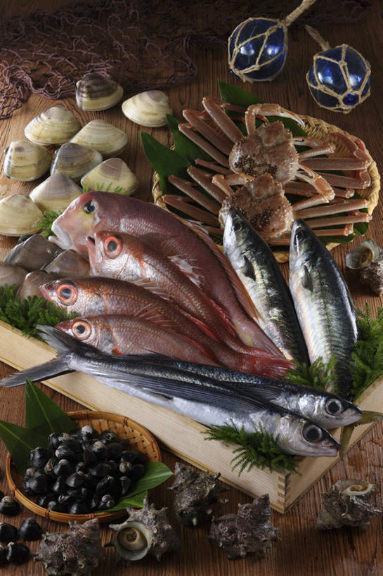 海鲜,蟹,无人,餐厅,竖图,俯视,室内,特写,白天,烹饪,餐桌,桌子,贝壳,叶子,皇后蟹,螃蟹,鱼,日本料理,料理,食品,绿叶,水产,菜肴,美食,食物,日式料理,日式,嫩叶,浮标,佳肴,渔网,餐台,渔具,海鲷,皮匠蟹,雪蟹,抓捕,海产品,捕捞,鱼网,螺蛳,田螺,鳕鱼,拉网,捕捞工具,箬叶,芦苇叶,叶,叶片,贝类外壳,海螺壳,软体动物外壳,彩图,高角度拍摄,餐馆,饭店,饭馆