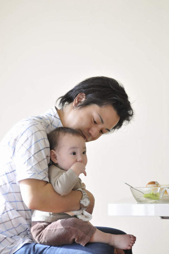 东方人,婴儿,儿童,三个人,家庭,客厅,坐,抱,竖图,室内,白天,侧面,纯洁,亚洲,喂食,握,墙,拿,拿着,休闲装,黄种人,墙壁,墙面,食物,小孩,休闲,温暖,温馨,三口之家,一家人,休闲服,可爱,握着,活泼,抱着,和睦,起居室,搂着,宝宝,纯真,烂漫,无邪,伶俐,天真,男人,男性,年轻男性,年轻女性,女人,女性,亚洲人,孩子,搂,搂抱,坐着,半身,彩图,融洽