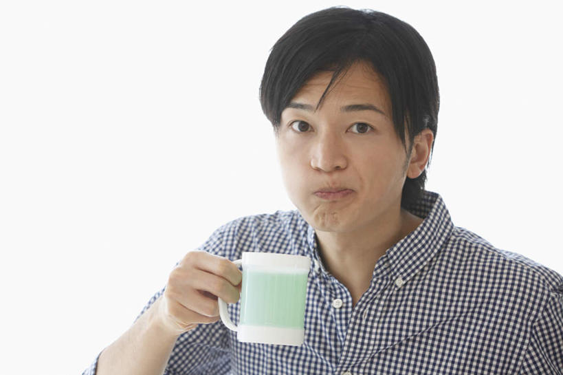 东方人,头发,一个人,站,横图,室内,白天,白色背景,正面,杯子,亚洲,仅一个男性,仅一个人,拿,拿着,休闲装,黄种人,仅一个年轻男性,黑色,水杯,嘟嘴,站着,休闲服,撅嘴,摄影,影棚,漱口,男人,男性,年轻男性,亚洲人,茶杯,站立,半身,彩图,影棚拍摄,拍摄,短发