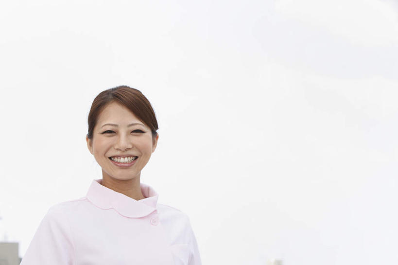 东方人,头发,一个人,护士,站,笑,微笑,露齿笑,横图,室外,白天,正面,工作服,制服,幸福,亚洲,仅一个年轻女性,仅一个女性,仅一个人,黄种人,蓝色,黑色,蓝天,天空,天,站着,眯眼,白衣天使,工作制服,年轻女性,女人,女性,亚洲人,长发,站立,半身,彩图,工作套服