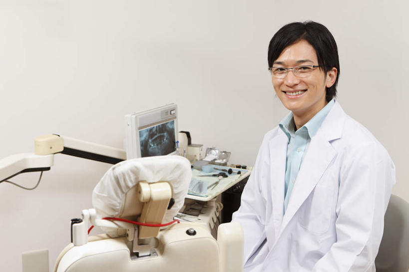 东方人,头发,一个人,医生,牙科医生,坐,笑,微笑,露齿笑,横图,室内,白天,正面,工作服,制服,亚洲,仅一个男性,仅一个人,戴,眼镜,黄种人,仅一个年轻男性,黑色,医护人员,医疗人员,牙科设备,近视眼镜,工作制服,男人,男性,年轻男性,亚洲人,大夫,牙医,坐着,半身,彩图,工作套服,短发