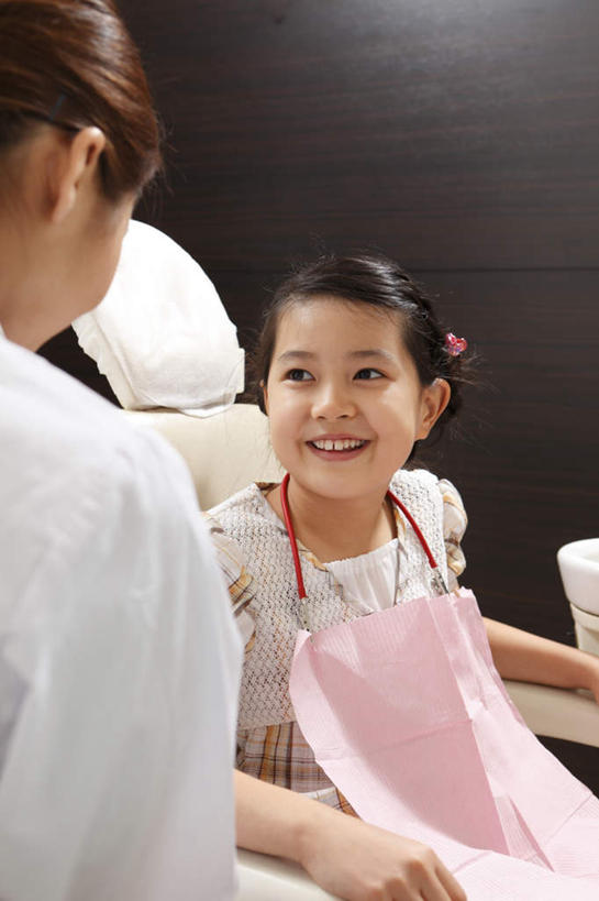 东方人,儿童,背部,头发,两个人,医生,病人,坐,笑,说,微笑,露齿笑,竖图,室内,白天,正面,纯洁,椅子,亚洲,扶手,黄种人,小孩,黑色,把手,医护人员,医疗人员,身体,可爱,童年,童趣,扶着,童真,烂漫,无邪,交流,天真,年轻女性,女孩,女人,女性,亚洲人,孩子,长发,大夫,患者,就医者,沟通,讲话,交谈,说话,谈话,坐着,半身,彩图,女生