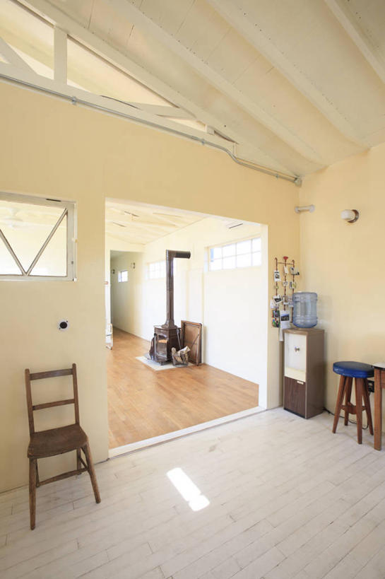 无人,家,客厅,竖图,室内,白天,正面,水,壁炉,别墅,窗户,家具,装修,建筑,椅子,欧式,阴影,装饰,反射,电器,桶,液体,影子,塑料,房屋,木椅,墙,屋子,公寓,豪华,饮用水,建设,现代,装潢,洋房,楼房,玻璃窗,墙壁,墙面,住宅,容器,塑料制品,室内装潢,纯净水,矿泉水,取暖,储藏,塑料桶,样板房,明亮,起居室,舒适,家电,家居装潢,家用电器,饮水机,储存,桶装水,房屋设计,地中海风格,古典风格,简约风格,室内设计,蒸馏水,宽敞,样板房装潢,客堂,设计,彩图,房子,取暖设备,贮存