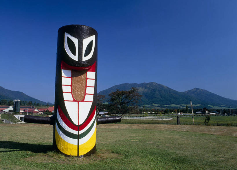 无人,横图,室外,白天,正面,旅游,度假,草地,草坪,森林,山,山脉,树林,植物,标志建筑,地标,建筑,雕塑,日本,亚洲,阴影,艺术,装饰,光线,雕刻,雕像,影子,山峰,山峦,娱乐,建设,草,树,树木,蓝色,绿色,蓝天,天空,阳光,自然,工艺品,群山,天,享受,休闲,旅游胜地,放松,生长,晴朗,成长,纪念,美术,主题,陈列,东亚,本州,万里无云,本州岛,日本国,中国地方,功能,美学,冈山,冈山县,晴空,晴空万里,彩图,真庭,真庭市