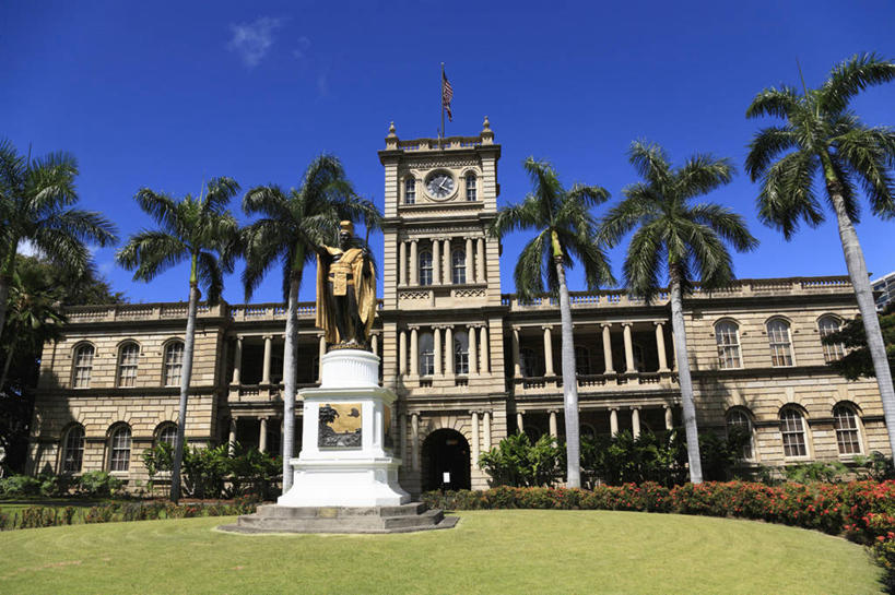 西方人,一个人,无人,家,站,横图,室外,白天,仰视,旅游,度假,草地,草坪,岛屿,植物,标志建筑,城市,地标,建筑,棕榈树,叶子,雕塑,夏威夷,欧洲,美国,欧洲人,仅一个男性,仅一个人,仅一个中年男性,握,阴影,艺术,装饰,光线,雕刻,雕像,影子,房屋,屋子,云,云朵,绿叶,拿,云彩,拿着,娱乐,建设,楼房,住宅,草,树,树木,蓝色,绿色,白云,蓝天,天空,阳光,自然,工艺品,天,站着,享受,休闲,嫩叶,旅游胜地,放松,握着,生长,晴朗,成长,纪念,美术,北美,北美洲,国王,主题,美洲,陈列,棕榈叶,瓦胡岛,欧胡岛,一尊,火奴鲁鲁,首府,欧湖岛,夏威夷州,爱洛哈之州,卡美哈美哈国王,功能,美学,北亚美利加洲,亚美利加洲,聚集之岛,檀香山市,男人,男性,中年男性,白种人,叶,叶片,列岛,群岛,诸岛,晴空,棕树,棕榈,站立,彩图,低角度拍摄,全身,房子,卡米哈米哈大帝,卡米哈米哈一世,檀香山,威基基海滩