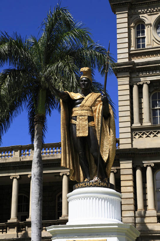 西方人,一个人,无人,家,站,竖图,室外,白天,仰视,旅游,度假,草地,草坪,岛屿,植物,标志建筑,城市,地标,建筑,棕榈树,叶子,雕塑,夏威夷,欧洲,美国,欧洲人,仅一个男性,仅一个人,仅一个中年男性,握,阴影,艺术,装饰,光线,雕刻,雕像,影子,房屋,屋子,云,云朵,绿叶,拿,云彩,拿着,娱乐,建设,楼房,住宅,草,树,树木,蓝色,绿色,白云,蓝天,天空,阳光,自然,工艺品,天,站着,享受,休闲,嫩叶,旅游胜地,放松,握着,生长,晴朗,成长,纪念,美术,北美,北美洲,国王,主题,美洲,陈列,棕榈叶,瓦胡岛,欧胡岛,一尊,火奴鲁鲁,首府,欧湖岛,夏威夷州,爱洛哈之州,卡美哈美哈国王,功能,美学,北亚美利加洲,亚美利加洲,聚集之岛,檀香山市,男人,男性,中年男性,白种人,叶,叶片,列岛,群岛,诸岛,晴空,棕树,棕榈,站立,彩图,低角度拍摄,全身,房子,卡米哈米哈大帝,卡米哈米哈一世,檀香山,威基基海滩